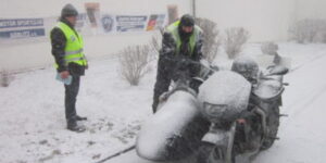 Bild 2 Motorradfahrer im Schnee