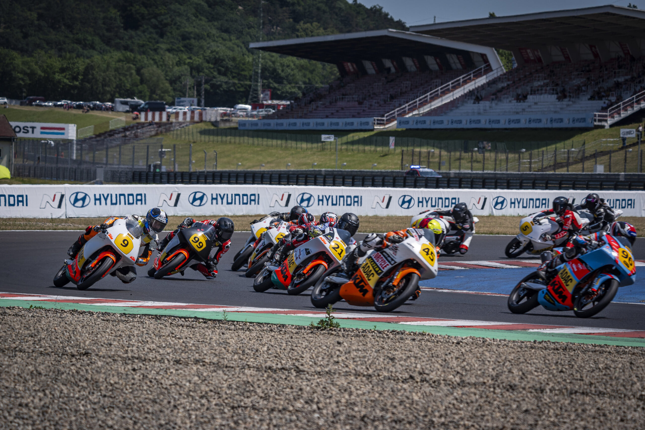 Neben der KTM RC4R kann auch neu die Honda NSF250R eingesetzt werden
